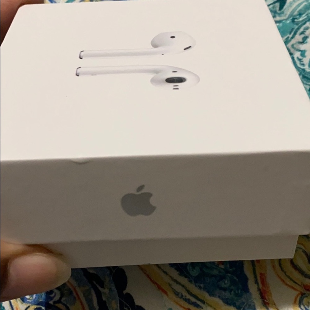 Apple AirPods with wireless case